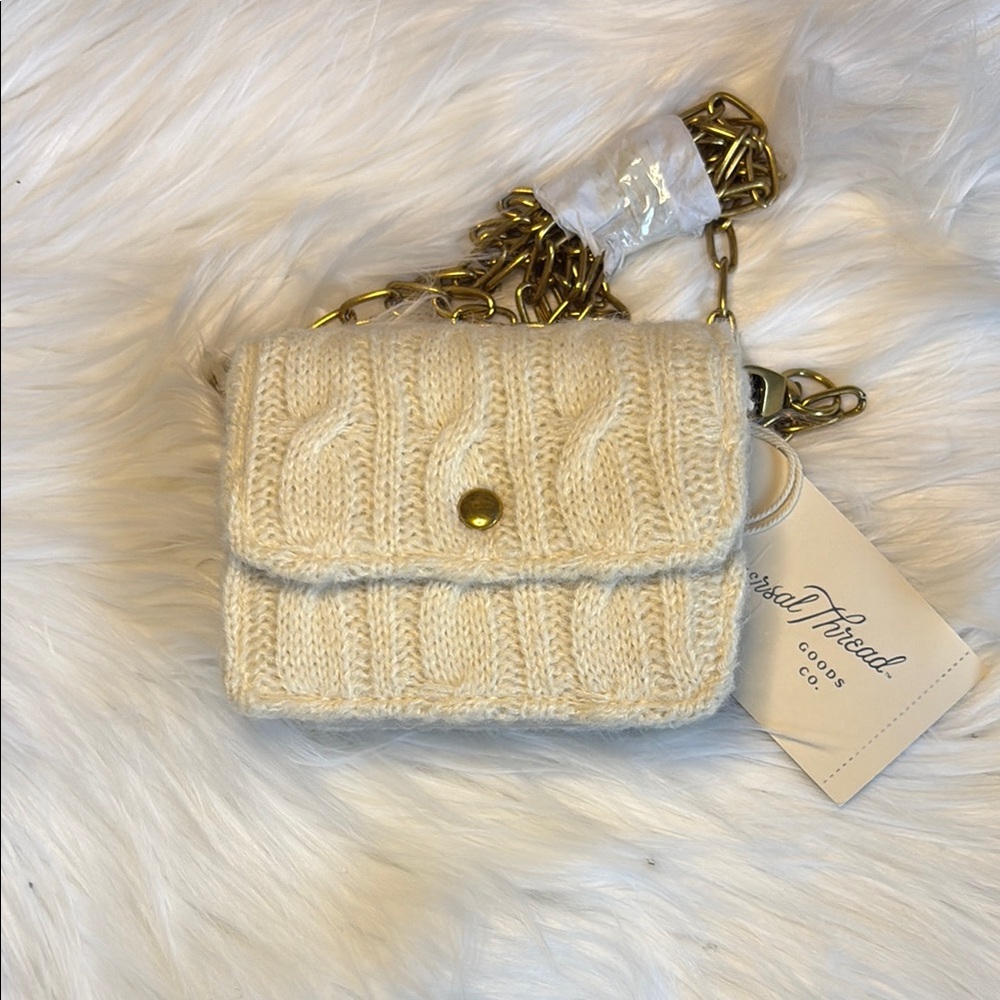 Universal Threads Classic Cream Quilted wallet on chain